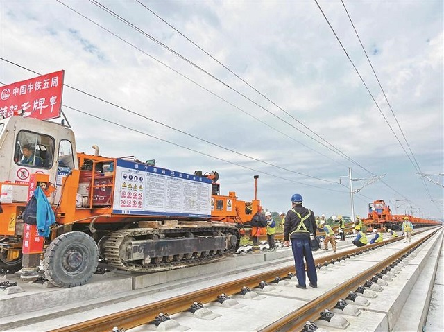 广汕铁路深汕段铺轨作业现场。.jpg