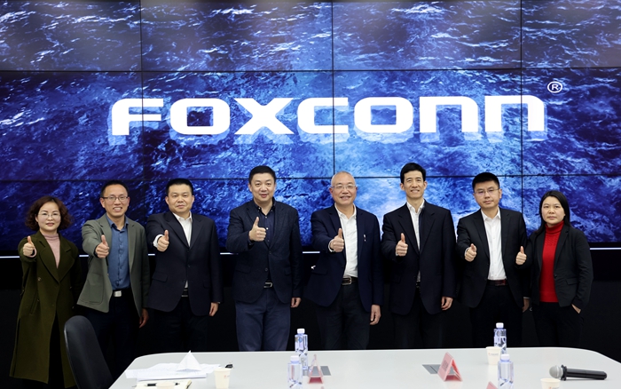 2023年1月31日，省统计局局长杨新洪（右四）到富士康集团调研合照，深圳市局局长郭驰（右三）、龙华区区长雷卫华（左三）陪同调研 .JPG