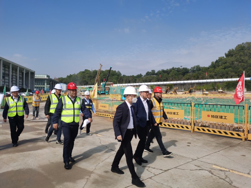 坪山区建筑工务署署长黄沛锋带队检查坪山体育聚落、坪山档案馆等项目 1_800x600.jpg