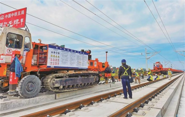 广汕高铁于近日完成了单线轨道贯通，预计年内具备开通运营条件。.jpg