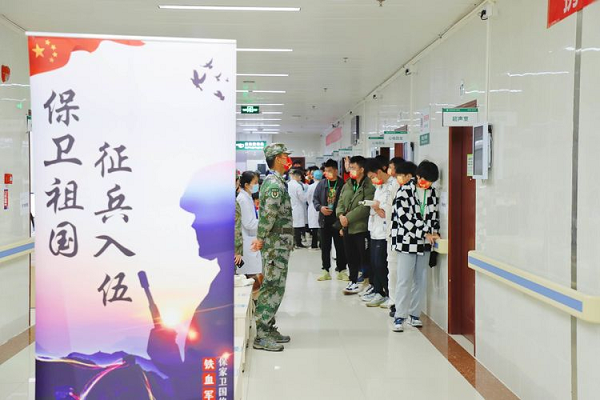 每一个诊室、每一位专家严格按照征兵体检流程、方法和标准,对每一位受检人员进行认真仔细地检查,严格把好新兵身体质量关,确保把高素质的优质兵源输送到部队,为国防建设做出贡献。 图片3.png