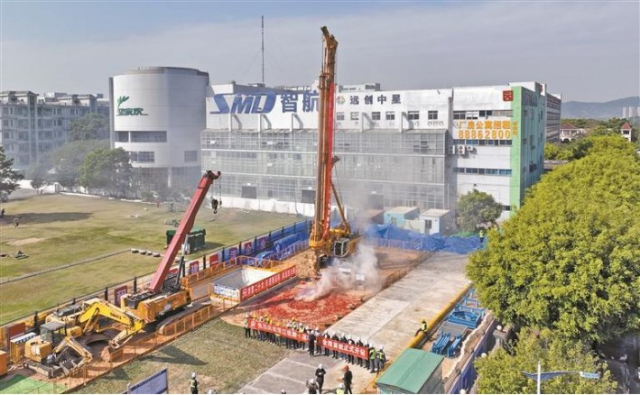 中铁四局深江铁路机荷高速特大桥首根桩基开始施工，标志着深江铁路深圳段首桩正式开钻，主体工程进入实质性施工阶段。.jpg
