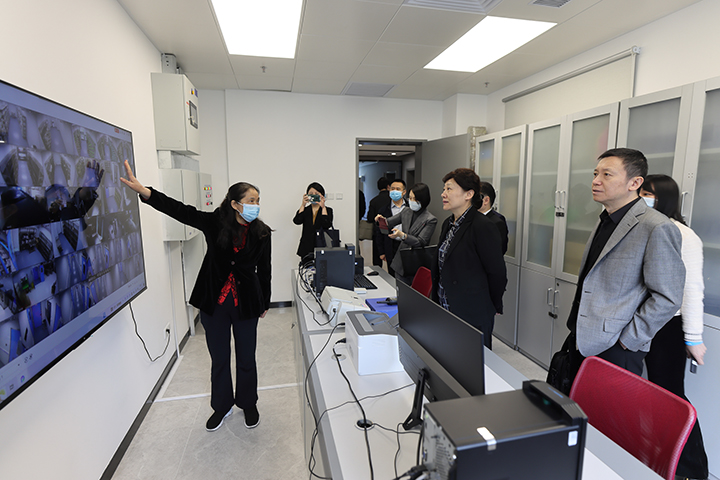 新疆维吾尔自治区卫生健康委领导专家到访市疾控中心参观调研3.jpg