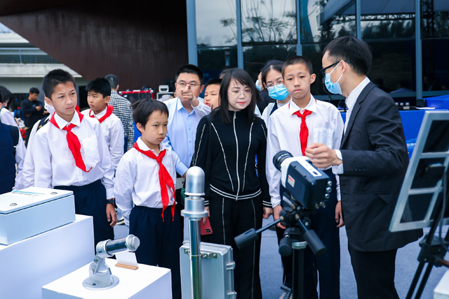 气象日主题活动现场学生和嘉宾参观了解气象高新观测设备4.jpg