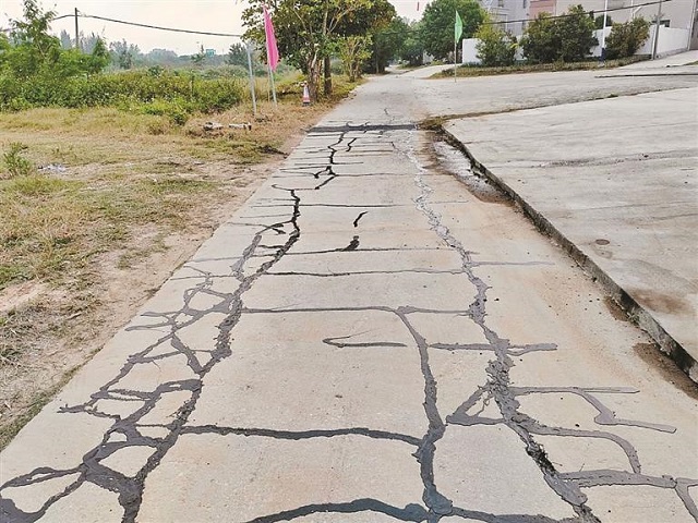 整治前道路存在凹凸不平、破损等现象。.jpg