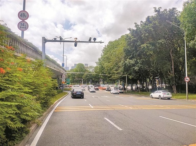 ▲道路上安装了限高感知、识别抓拍设备。.jpg