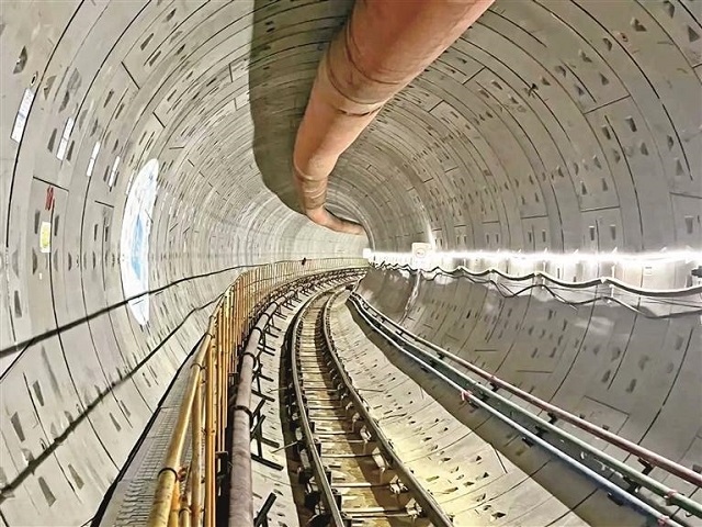 地铁13号线二期（北延）工程出段线区间左线顺利贯通。.jpg