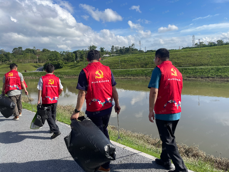 坪山区政务服务数据管理局工作人员开展坪山河巡河活动 坪山区政务服务数据管理局工作人员开展坪山河巡河活动.png
