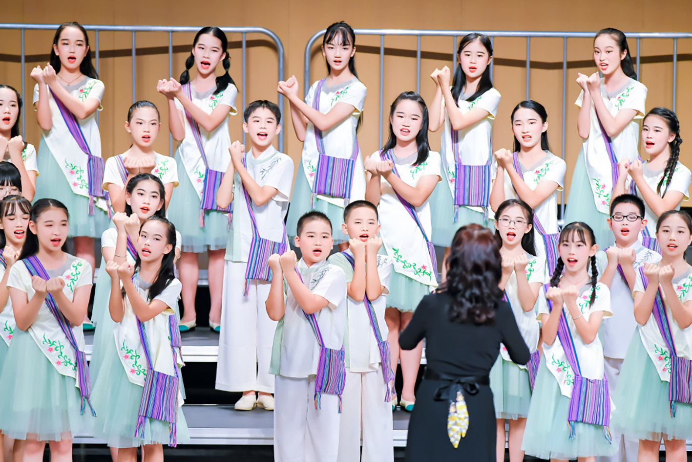 2蛇口学校五彩石合唱团。.jpg