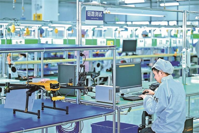 工作人员正在做生产测试.jpg