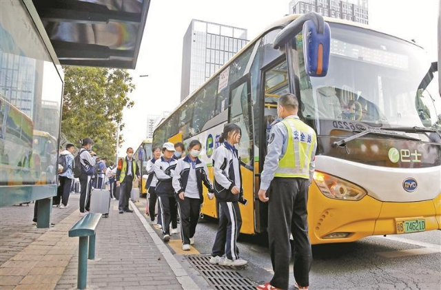 校区接驳专线,让周末放学的学生点对点直达地铁站。.jpg