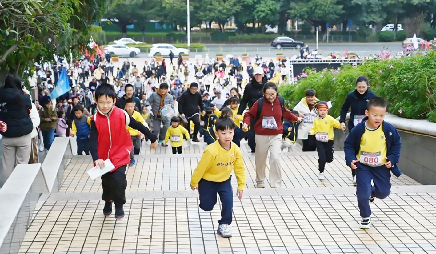 冬日趣跑 用脚步丈量南山机关幼儿园举行迎新亲子燃情小半马.jpg
