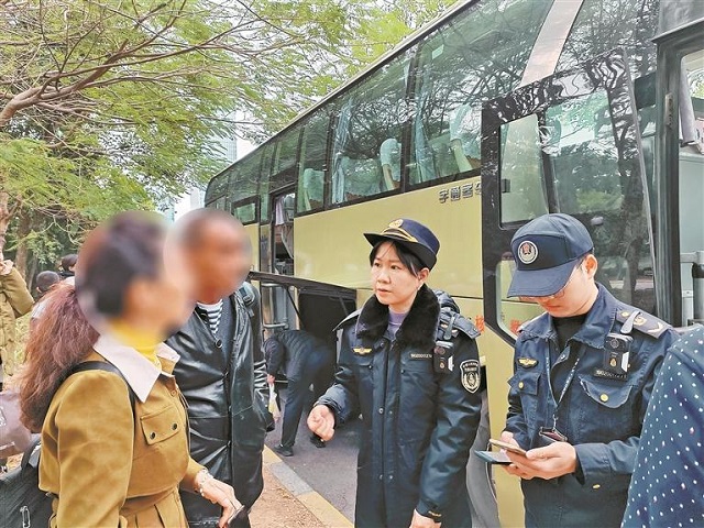 执法人员向乘客宣传乘坐非法营运车辆的危害。.jpg