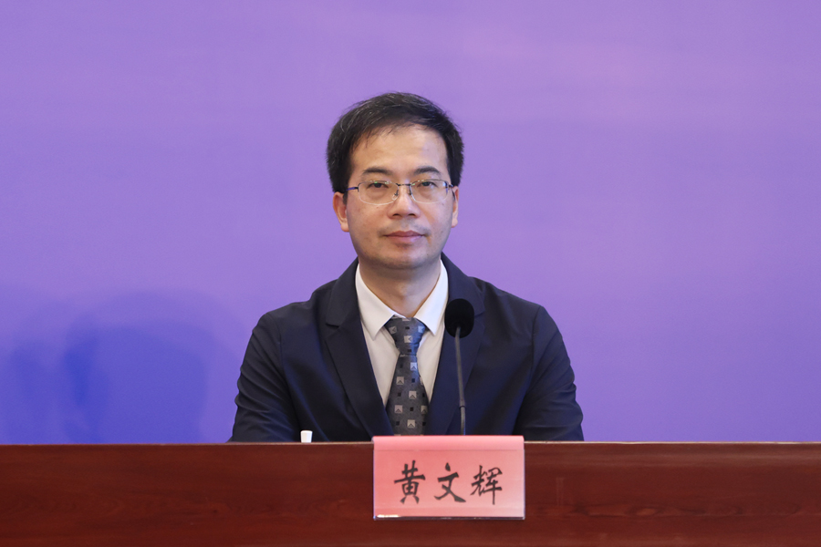 黄文辉.jpg