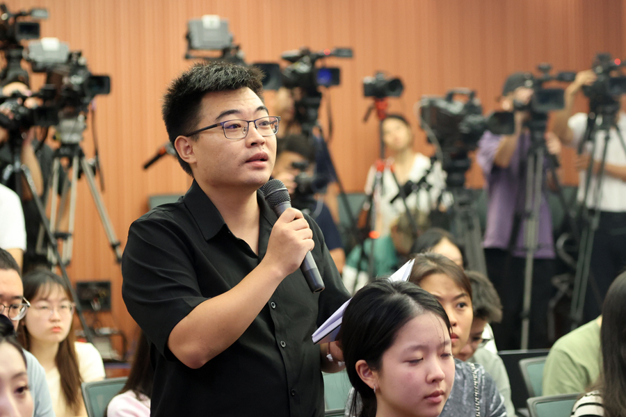 记者提问
