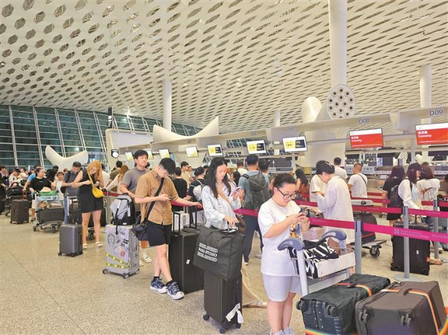 目前，深圳机场每周计划执行国际及地区客运航班比去年同期增加近七成。图为国际航班旅客在值机。.jpg