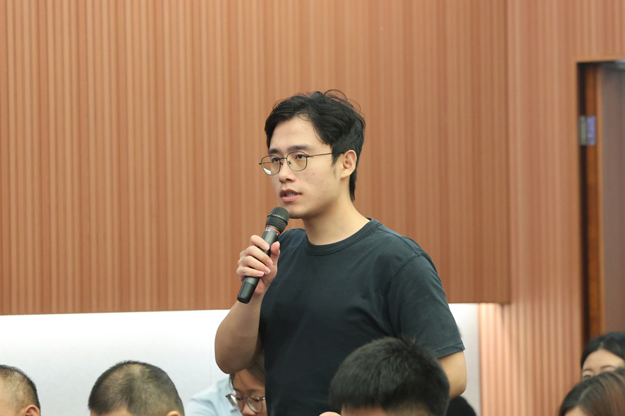 记者提问
