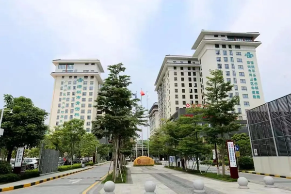 2023年，南京中医药大学与深圳平乐中医健康集团签署合作协议，标志着深圳“三名工程”南京中医药大学黄煌经方团队落户坪山，为居民带来优质的中医诊疗服务，推进中医药事业高质量发展。