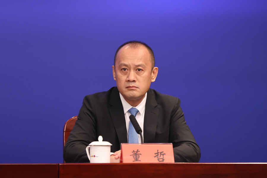 董哲.jpg