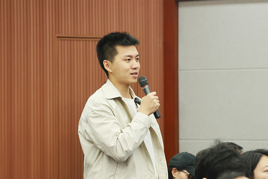 记者提问