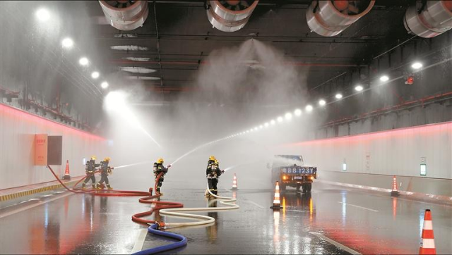 深中通道综合应急演练中,正进行隧道内消防应急救援。.jpg