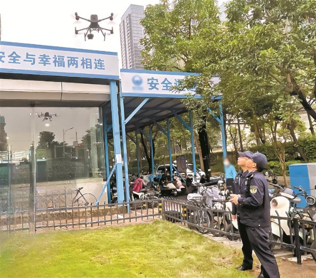 ▲执法人员使用无人机测绘路政施工占道面积。.jpg