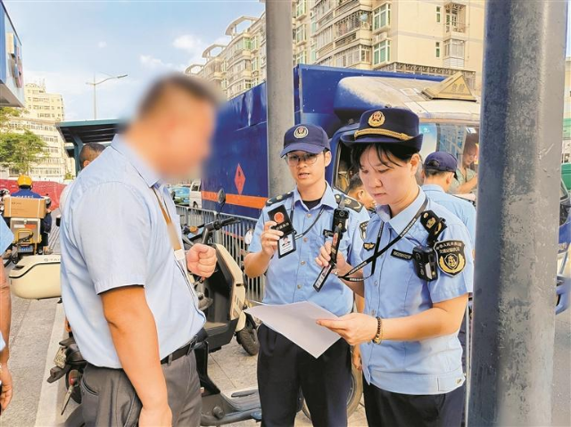 ▲针对企业违规，按照“谁执法谁普法”要求，执法人员现场进行普法。.jpg