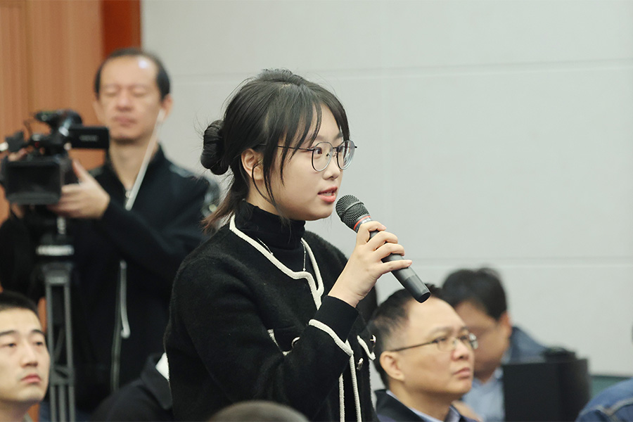 记者提问