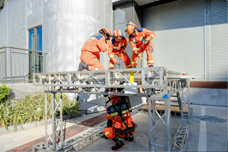 救援人员正在进行施救