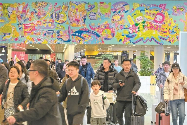 春节假期进入尾声,深圳宝安国际机场迎来返深客流高峰。.jpg