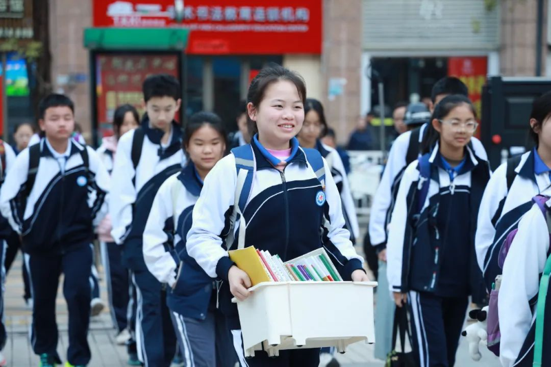 金蛇衔福，温情四溢