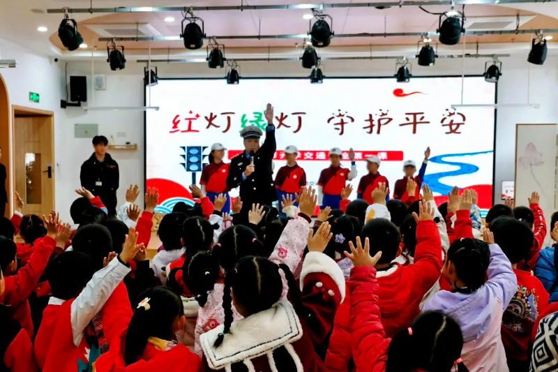 灵蛇聚力，情暖护航