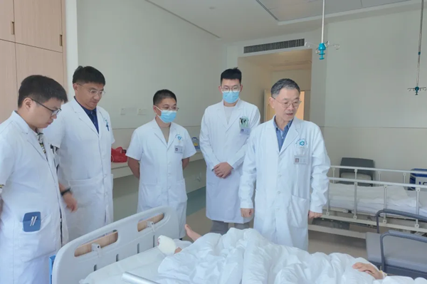 骨科团队进行查房