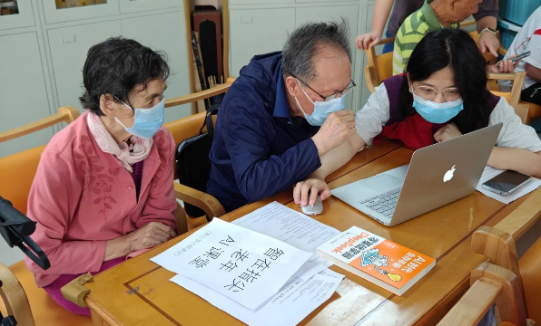 银发触“智”：南山区社会福利中心AI 课堂解锁老年数字生活新图景