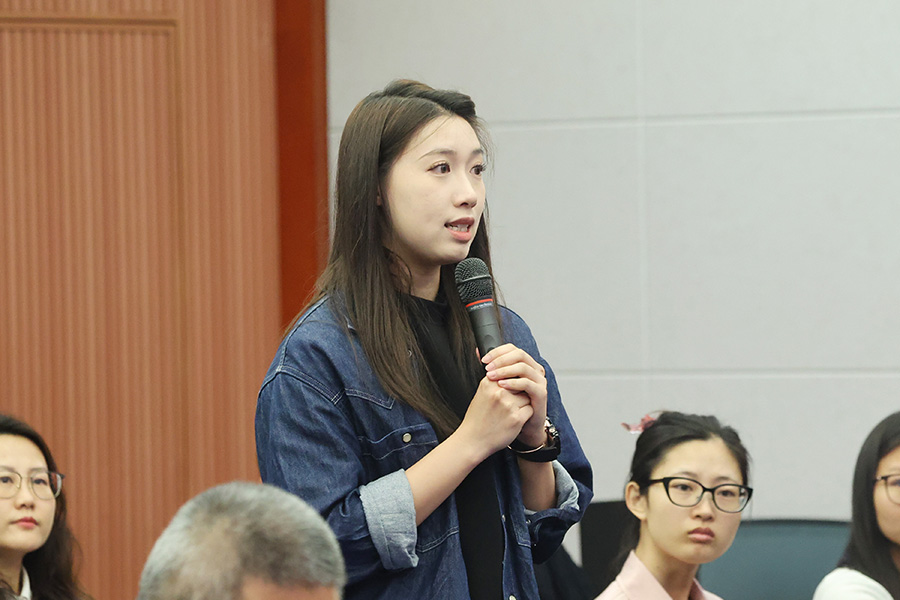 记者提问