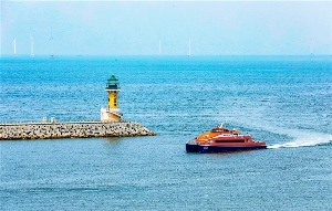 坐船到“网红”海岛上兜兜风