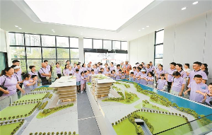 “小候鸟”们抵深反向探亲啦