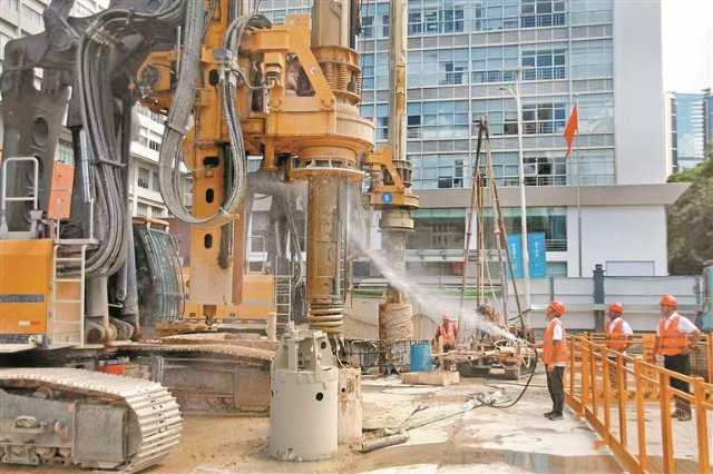 近日，地铁27号线丽山站咬合桩施工全部完成，实现全线首座车站围护结构围蔽，标志着全线进入主体结构施工阶段。.png