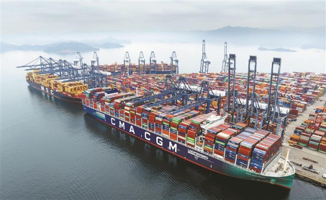 全球首艘、世界最大液化天然气（LNG）双燃料动力超大型集装箱船“达飞塞纳河”首航盐田港。 深圳特区报记者 杨浩翰 通讯员 王芝芝 摄（资料图片）.png