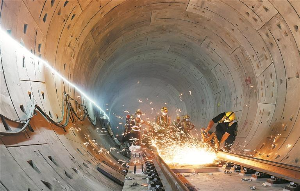 深圳地铁13号线二期北延段实现“长轨通”