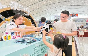 “南国书香”弥漫深圳北站