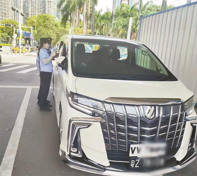 组图3：深圳市交通运输行政执法支队持续开展道路客运非法营运专项整治行动。.jpg