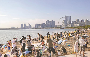 前海多了一片银色沙滩
