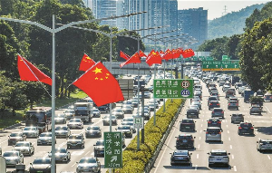 深圳200条道路飘扬五星红旗迎国庆