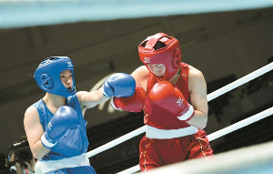 全运会上运动员挥拳 高交会上机器人格斗