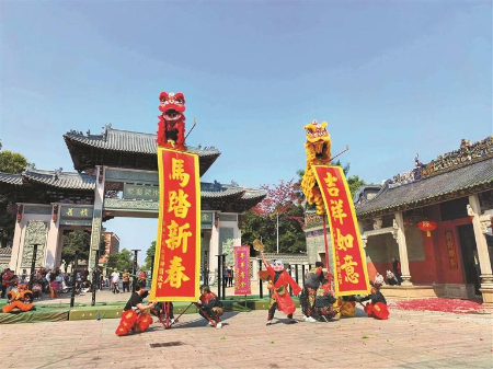 非遗醒狮献瑞纳福 足球友谊赛燃动新春