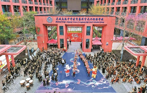 学子返校 踏歌而归