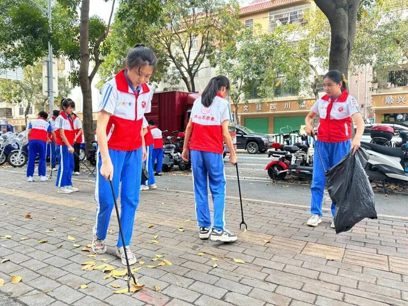 坑梓中心小学开展“环保志愿 亲子同担”主题活动 图2.gif