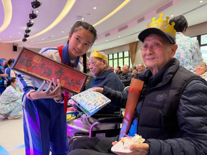 东纵小学少先队员走进康养中心 图4.jpg