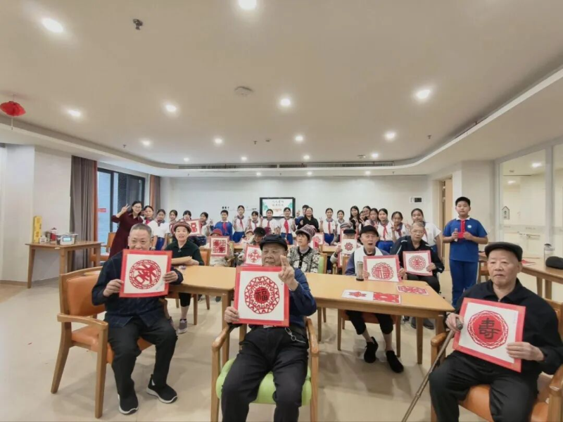 龙背小学“非遗剪纸进颐养,红领巾致敬夕阳红”活动 图5.jpg